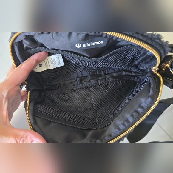Lululemon Athletica Everywhere Black Sherpa Belt Bag - Picture 7 of 16